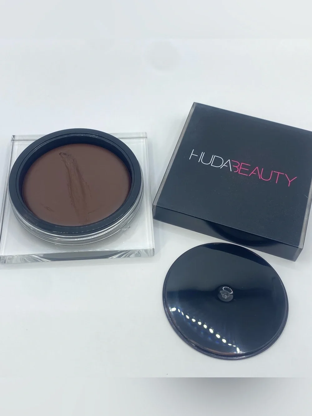 Huda Beauty Tantour Contour Bronzer in Tan